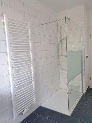 Dusche und Handtuchtrockner.jpg