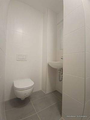 Bad links - WC + Waschtisch
