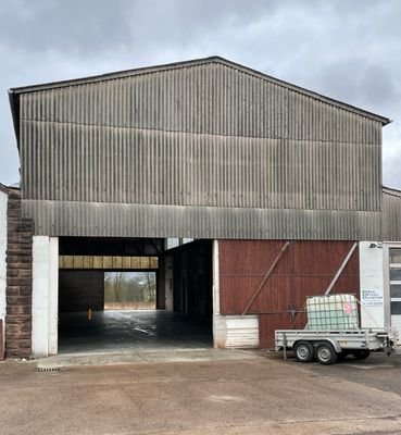 Hohe Halle, 2 Tore, neuer Hallenboden und Kran