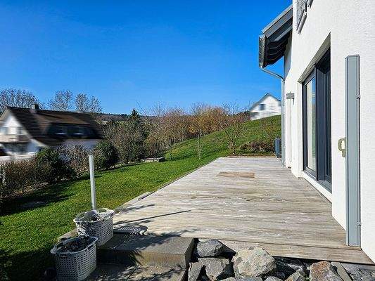 Geräumige Sonnenterrasse