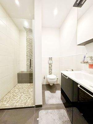 DG - Badezimmer mit Dusche