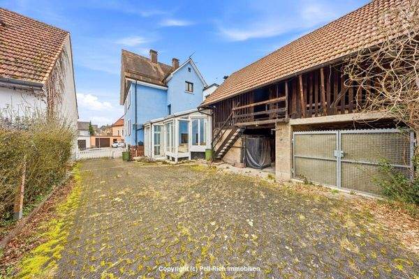 Einfahrt und Scheune 