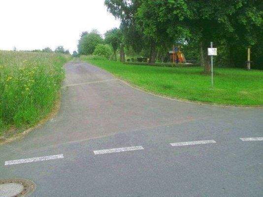 Ecke, links Baugrundst./ rechts Kinderspielplatz.