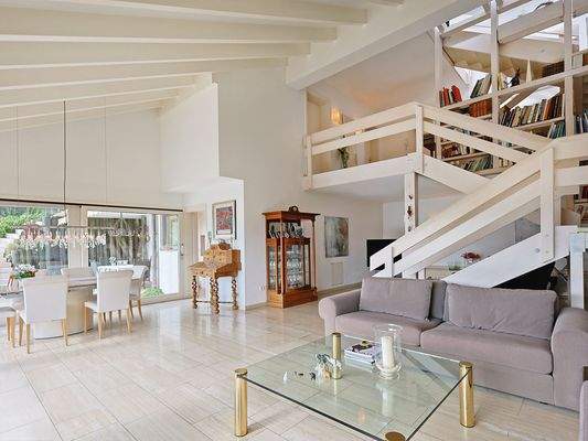 Gesamter Wohn- und Essbereich mit tollen Blickachsen über alle Stockwerke