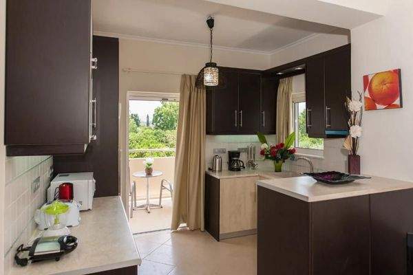 Kreta, Episkopi: Haus mit 2 Wohnungen, Bio-Obstplantage und Bergblick zu verkaufen