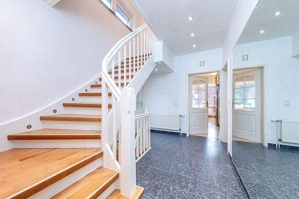 Treppe zum Obergeschoss