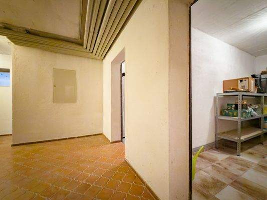 Flur UG mit Blick zum Aufbewahrungsraum