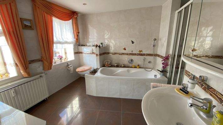 Bad mit Wanne und WC