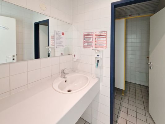 WC-Anlage links