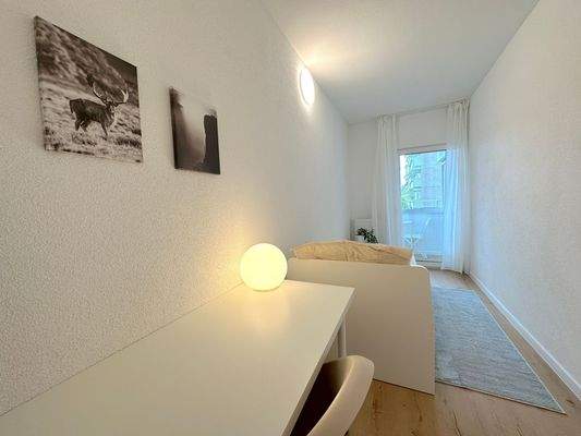 Helles Zimmer mit Schreibtisch