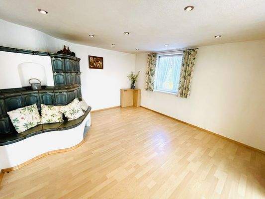 Im Erdgeschoss - Ihr Wohnzimmer mit Kachelofen