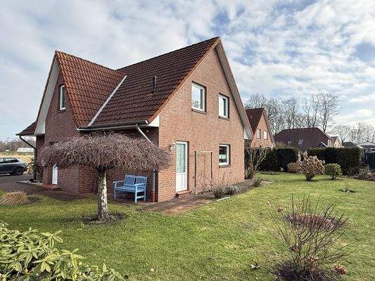 Seitenansicht des Wohnhauses mit großzügigem Garten