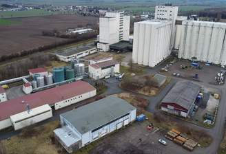 Vorne Industriehallen, hinten Großsilos