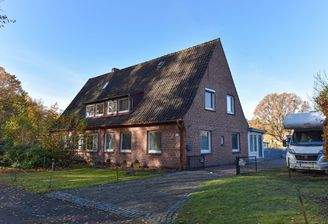 modernisierte DHH mit Doppelgarage & Wintergarten