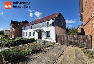 Haus vorn mit Einfahrt