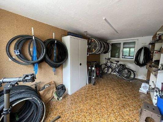Haus 2 EG - derzeit Radlwerkstatt -