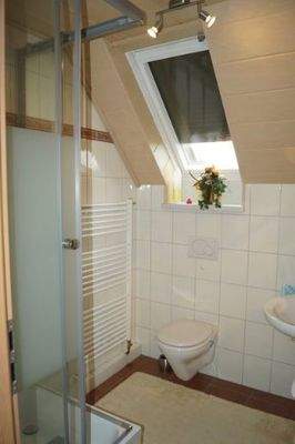 Das neue Badezimmer mit Dusche im Dachgeschoss