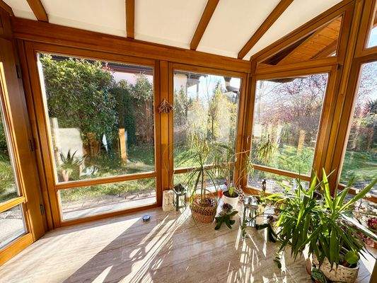 neu gebauter Wintergarten vor dem Eingangsbereich