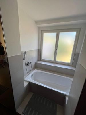 64 OG Bad 2 mit Wanne