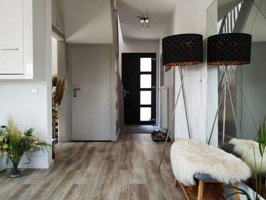 Blick vom Wohnzimmer zur Eingangstüre