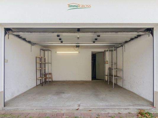 Große Garage mit elektrischem Rolltor
