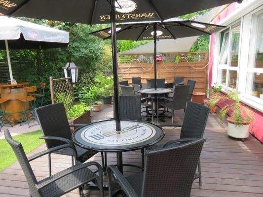 Eingerichtete Außenterrasse