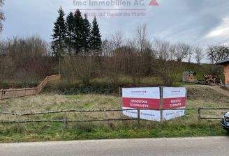 Grundstück mit Verkaufsschild