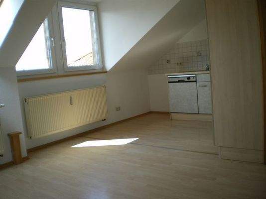 Wohnzimmer mit offener Küche