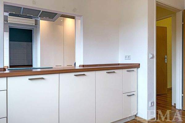 Blick vom Essbereich zur Küche