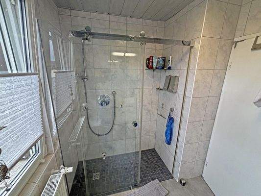 ...mit ebenerdiger Dusche