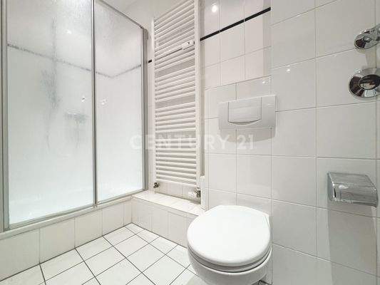 Gäste-WC mit Dusche