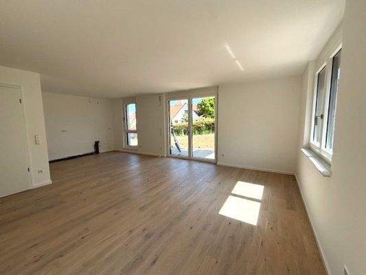 Wohnzimmer mit Blick zum Küchenbereich