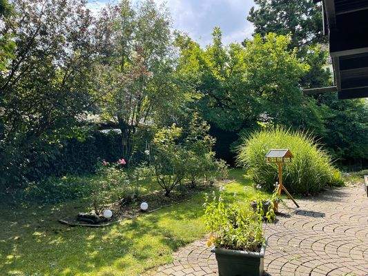 Gartenansicht zur Seite hin