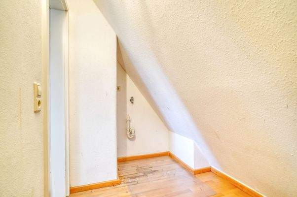Abstellraum mit Waschmaschinenanschluss