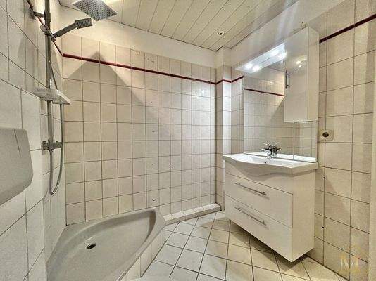 Badezimmer mit Waschmaschinenanschluss