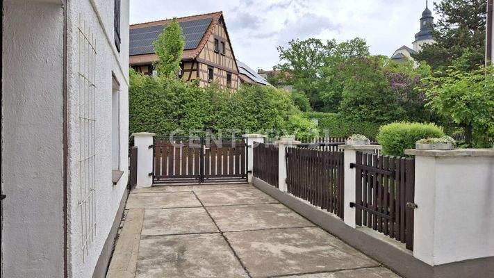 Innenhof mit 2 PKW-Stellplätzen