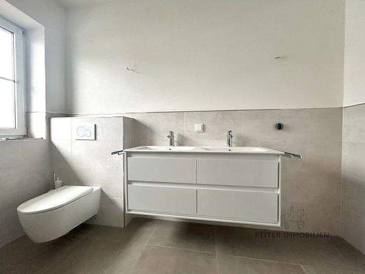Modernisiertes Badezimmer mit Dusche