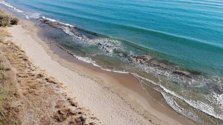 Kreta, Kiani Akti: Prestigeträchtiges Grundstück direkt am Meer nahe Kalyves zu verkaufen