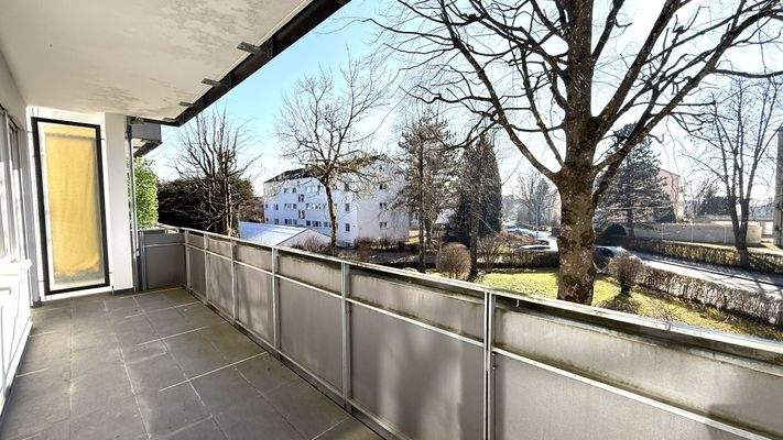 großer Südbalkon Aussicht ins Grüne