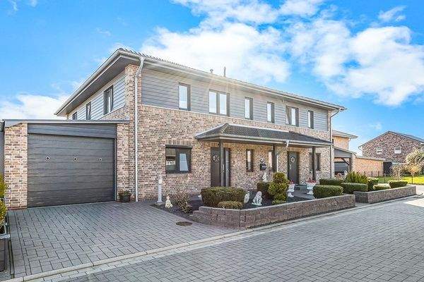 Straßenansicht mit Garage