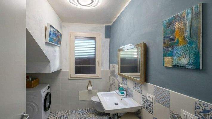 Typisch Mediterran. Badezimmer mit Waschmaschinenanschluss