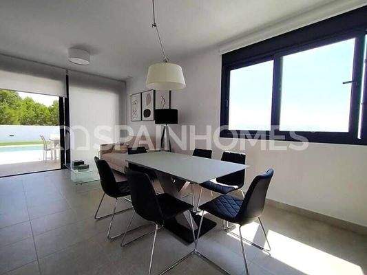 Detached Villas with Pool in Alicante