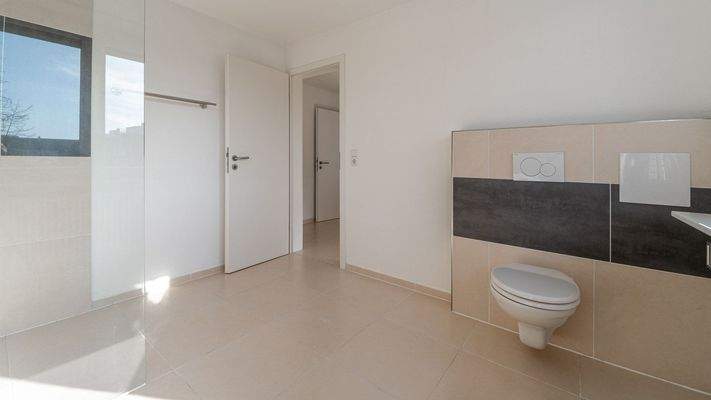 Tageslicht-Duschbadezimmer