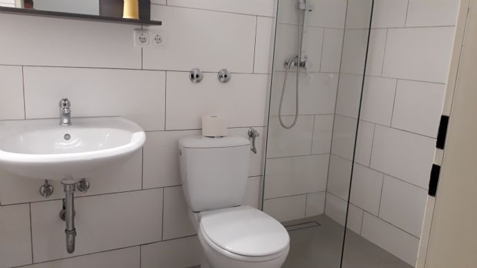 Badezimmer mit begehbarer Dusche