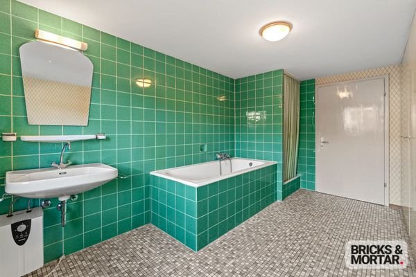 Hauptgebäude OG-Bad2