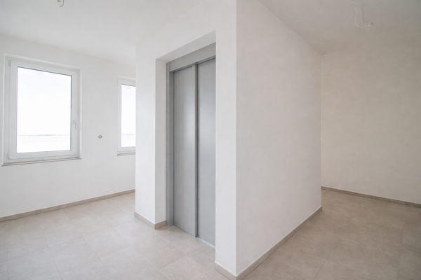 Treppenhaus mit Aufzug