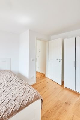Schlafzimmer mit Blick zur Tür