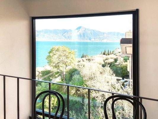 Seitliches Panoramafenster im Wohn-Essbereich - finestra panoramica nella zona giorno-pranzo