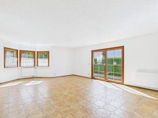 Großzügiger Wohn-/Essbereich mit bodentiefen Fenstern und Zugang zur Terrasse