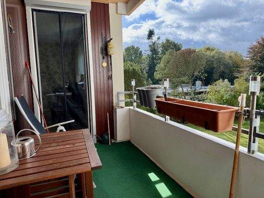 Großzügiger sonniger Balkon